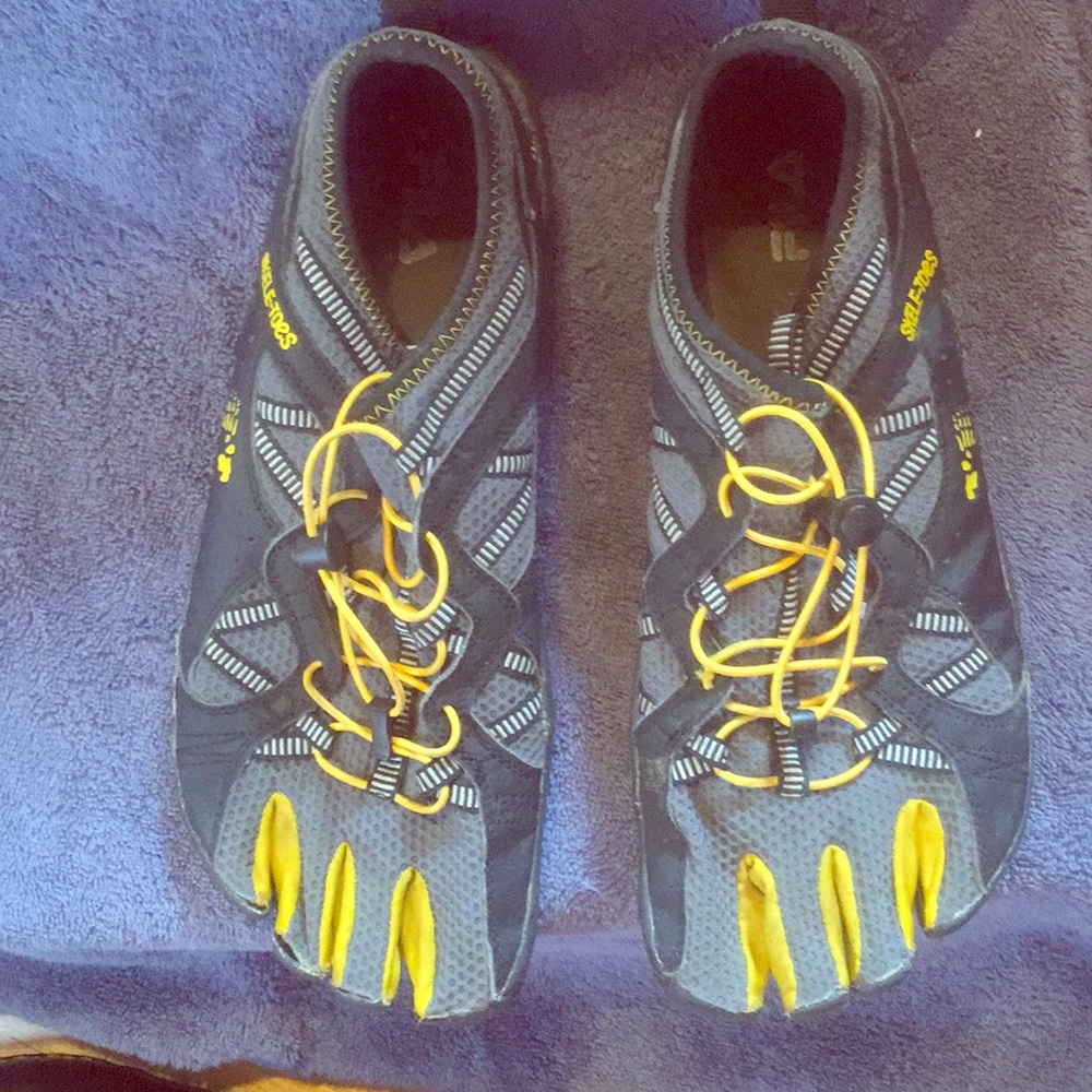 Toe sneakers